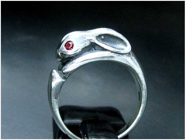 日本925純銀實心紅水晶小白兔戒指