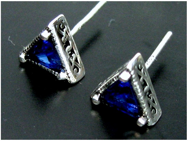 日本925純銀三角形雕花藍寶石耳環